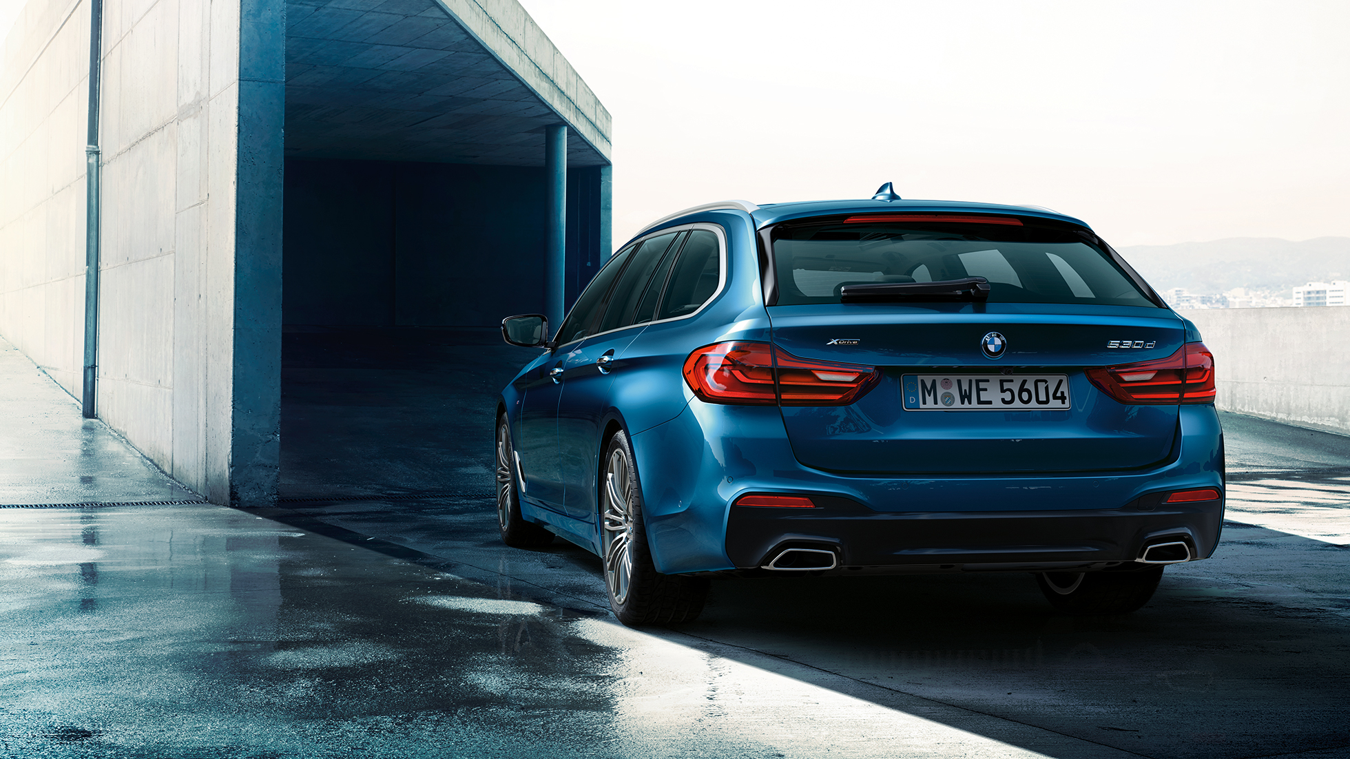 Bakparti BMW-serie Touring BMW 5-serie Touring 530d xDrive Touring G31 Mediterranean Blue metallic trefjärdedelsvy bakifrån