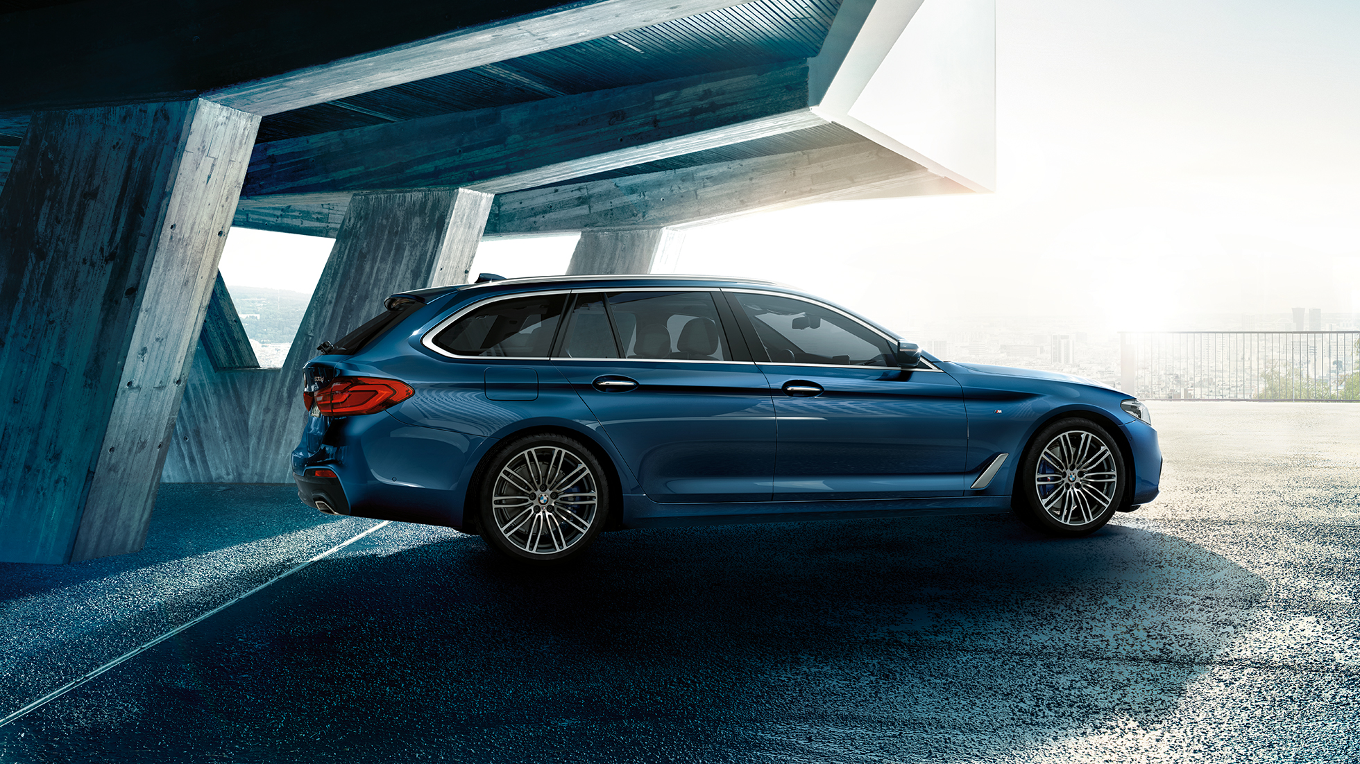 Vy från sidan Design BMW 5-serie Touring BMW 5-serie Touring 530d xDrive Touring G31 Mediterranean Blue metallic trefjärdedelsvy från sidan