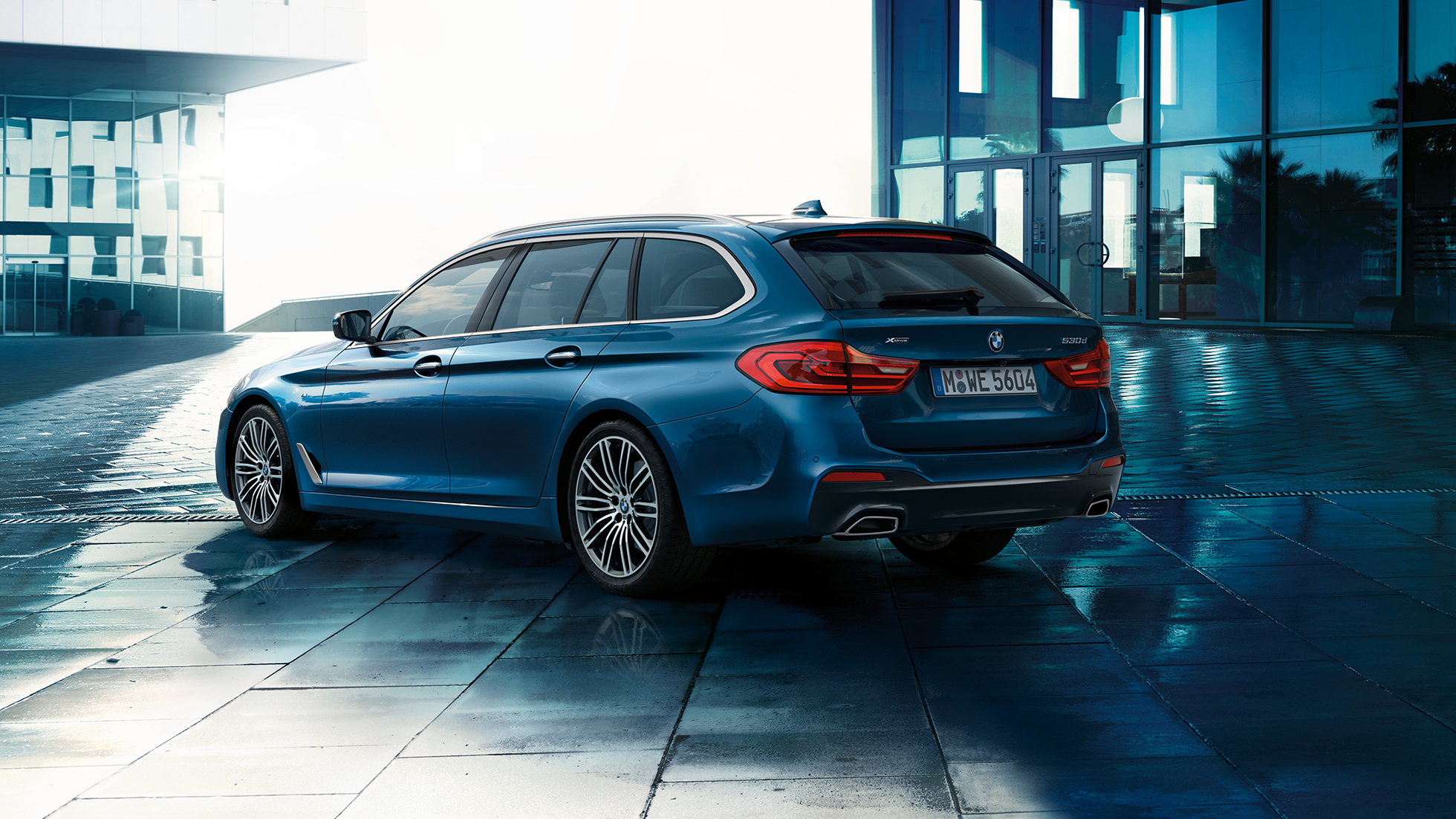 Exteriör BMW 5-serie Touring Exteriör BMW 5-serie Touring höjdpunkter 530d xDrive Touring G31 Mediterranean Blue metallic trefjärdedelsvy bakifrån