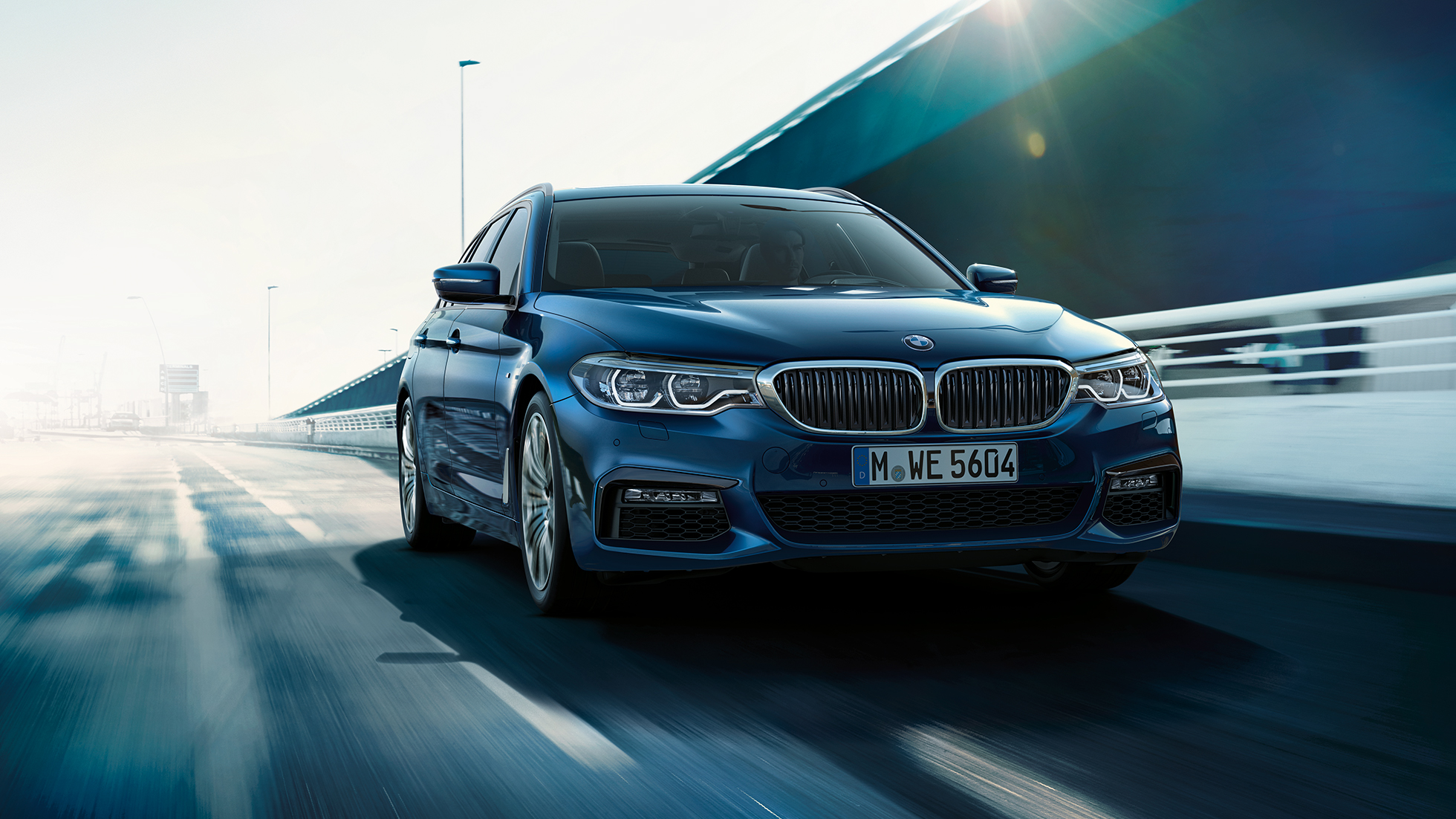 Kördynamik BMW 5-serie Touring Kördynamik BMW 5-serie Touring höjdpunkter 530d xDrive Touring G31 Mediterranean Blue metallic trefjärdedelsvy framifrån