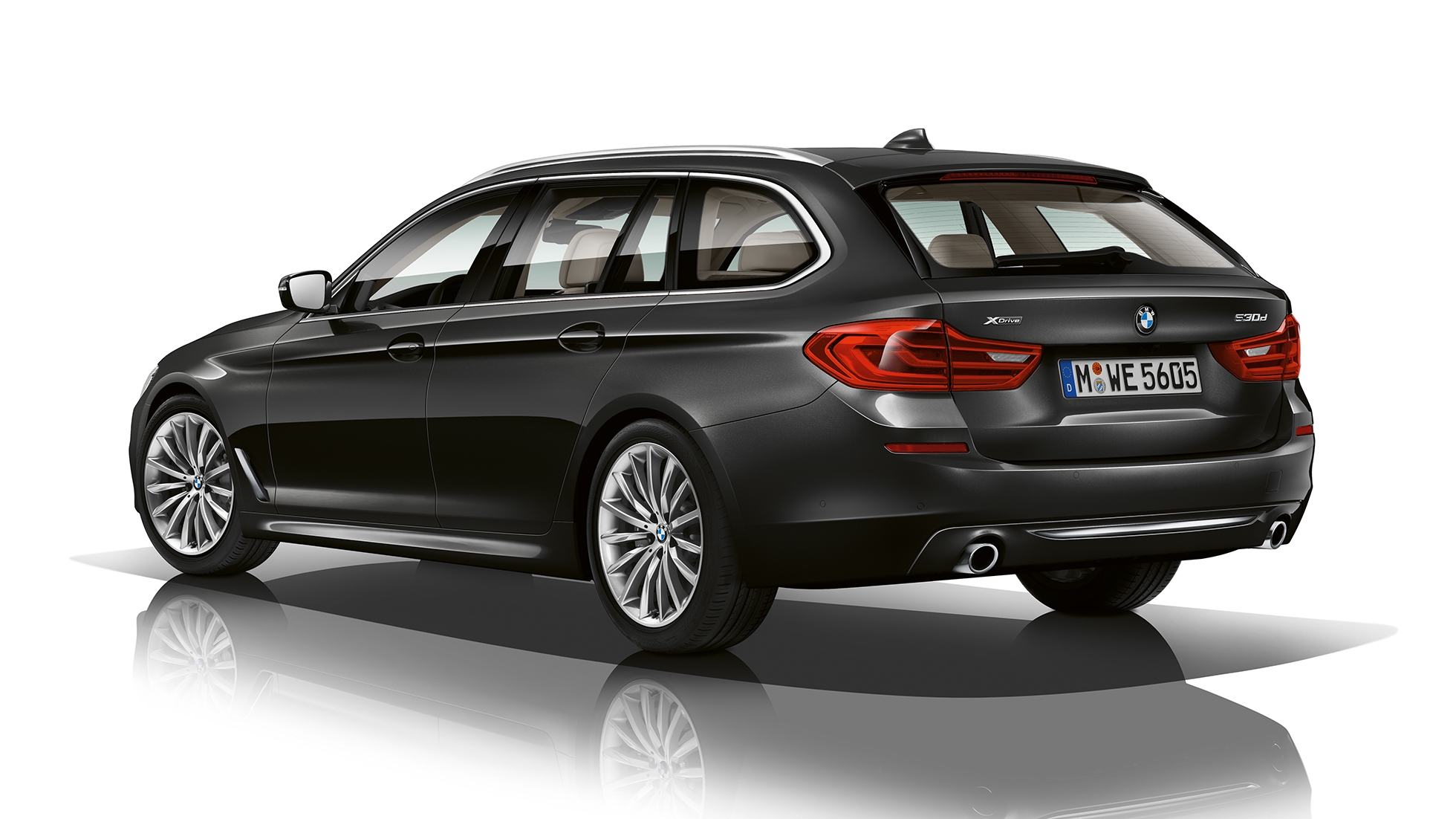 Luxury Line trefjärdedelsvy bakifrån BMW 5-serie Touring Luxury Line BMW 5-serie Touring 540i xDrive Touring G31 Sophistogrå briljanteffekt metallic trefjärdedelsvy bakifrån