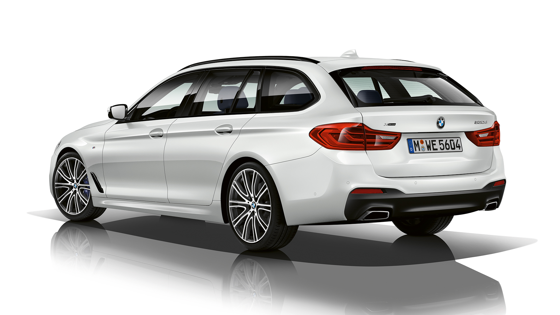 M sportpaket trefjärdedelsvy bakifrån BMW 5-serie Touring M sportpaket BMW 5-serie Touring 530d xDrive Touring G31 Alpinvit trefjärdedelsvy bakifrån