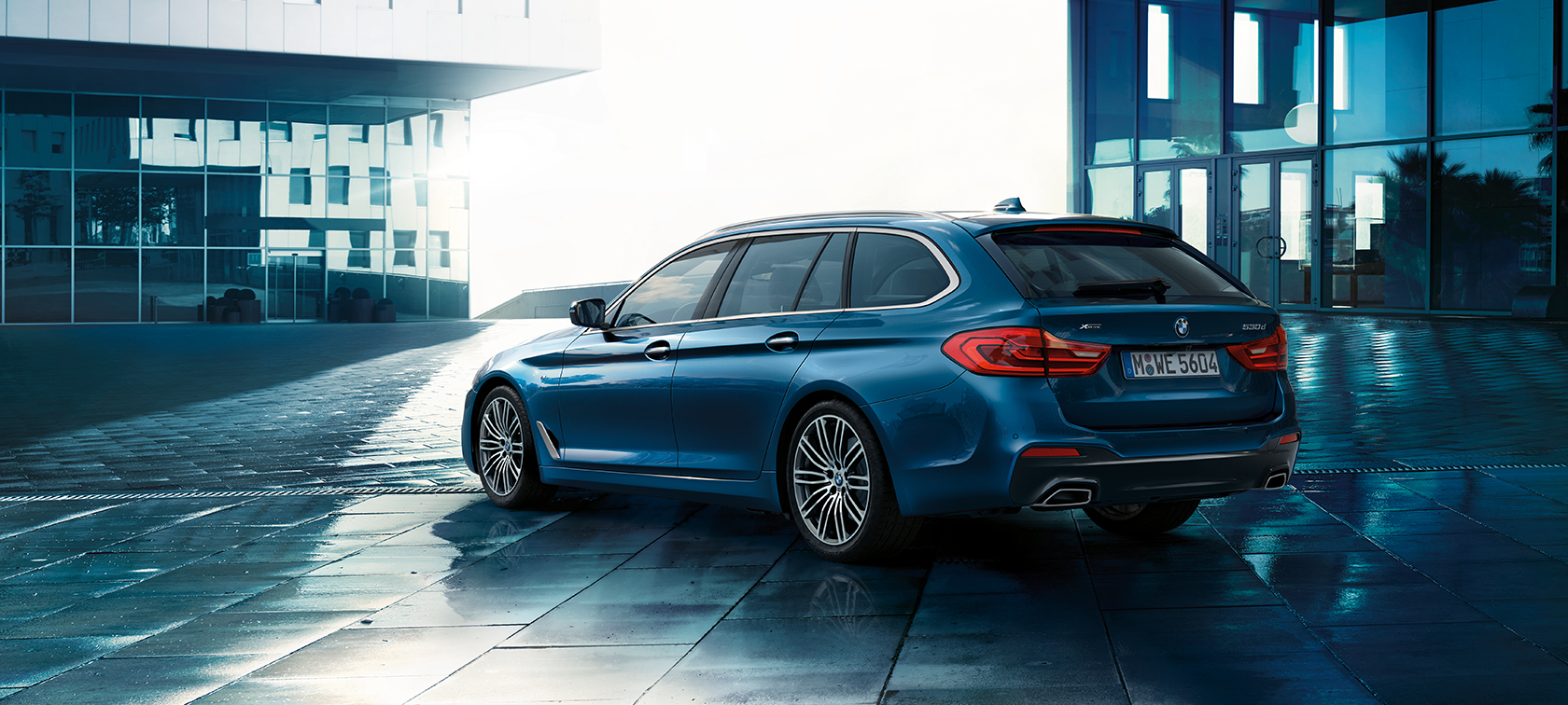 Komfort BMW 5-serie Touring Komfort BMW 5-serie Touring 530d xDrive Touring G31 trefjärdedelsvy bakifrån