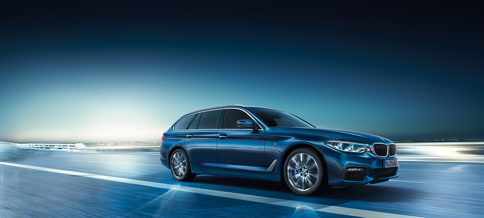 BMW 5-serie Touring 530d xDrive Touring BMW 5-serie Touring 530d xDrive Touring G31 Mediterranean Blue metallic trefjärdedelsvy från sidan