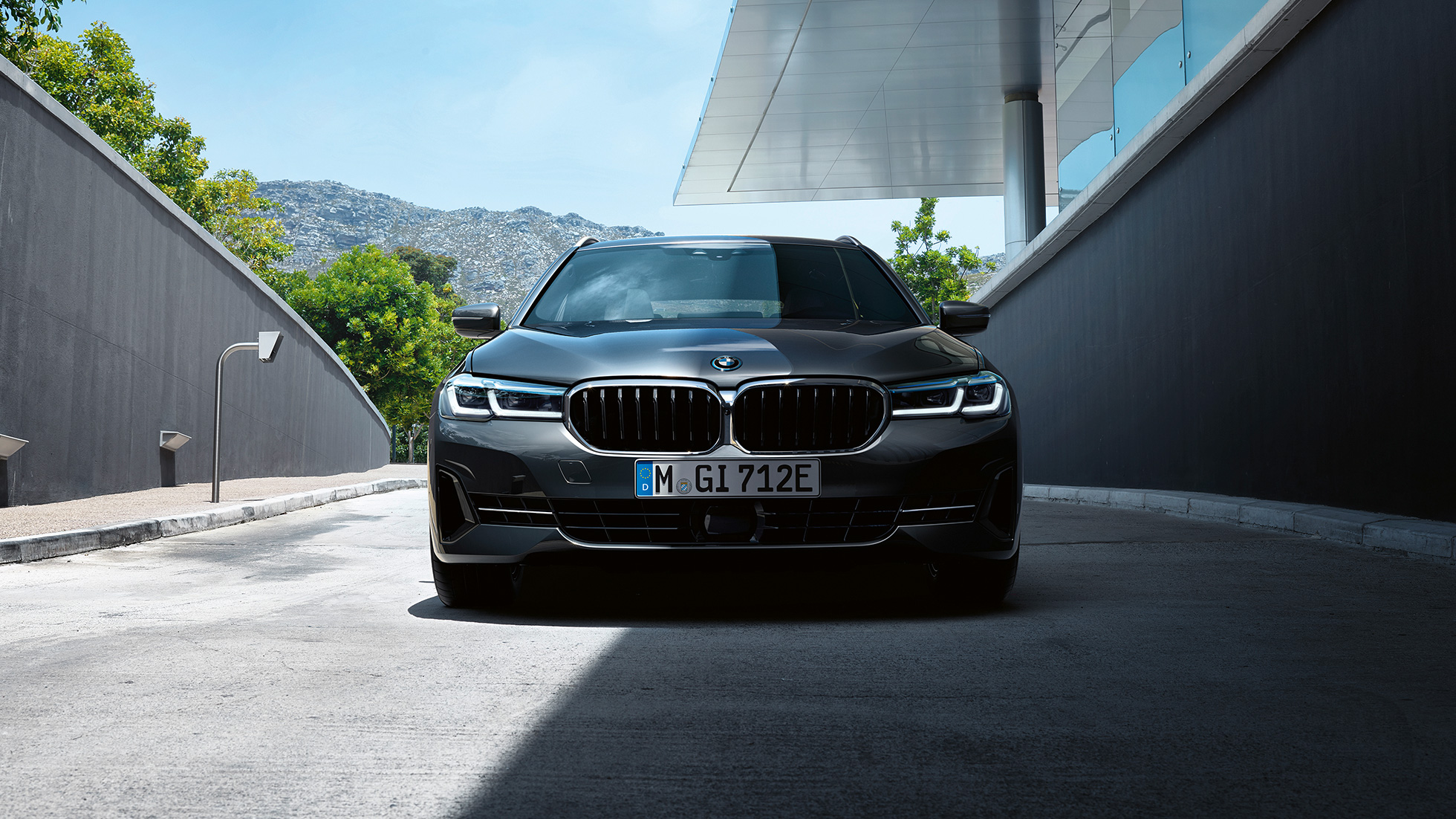 BMW njure och frontspoiler BMW 5-serien Touring G31 BMW njure och frontspoiler BMW 5-serie Touring G31 Facelift 2020 Sofistogrå närbild front