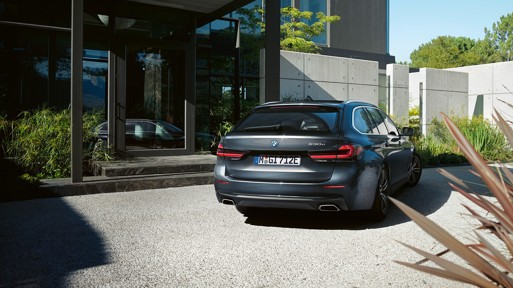 Bakspoiler och friformsändrör BMW 5-serie Touring G31 Bakspoiler och friformsändrör BMW 5-serie Touring G31 Facelift 2020 Sofistogrå närbild bakparti