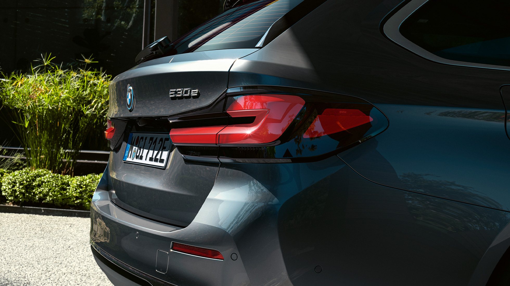 Baklyktor i 3D-form BMW 5-serie Touring G31 Baklyktor BMW 5-serie Touring G31 Facelift 2020 Sofistogrå närbild bakparti