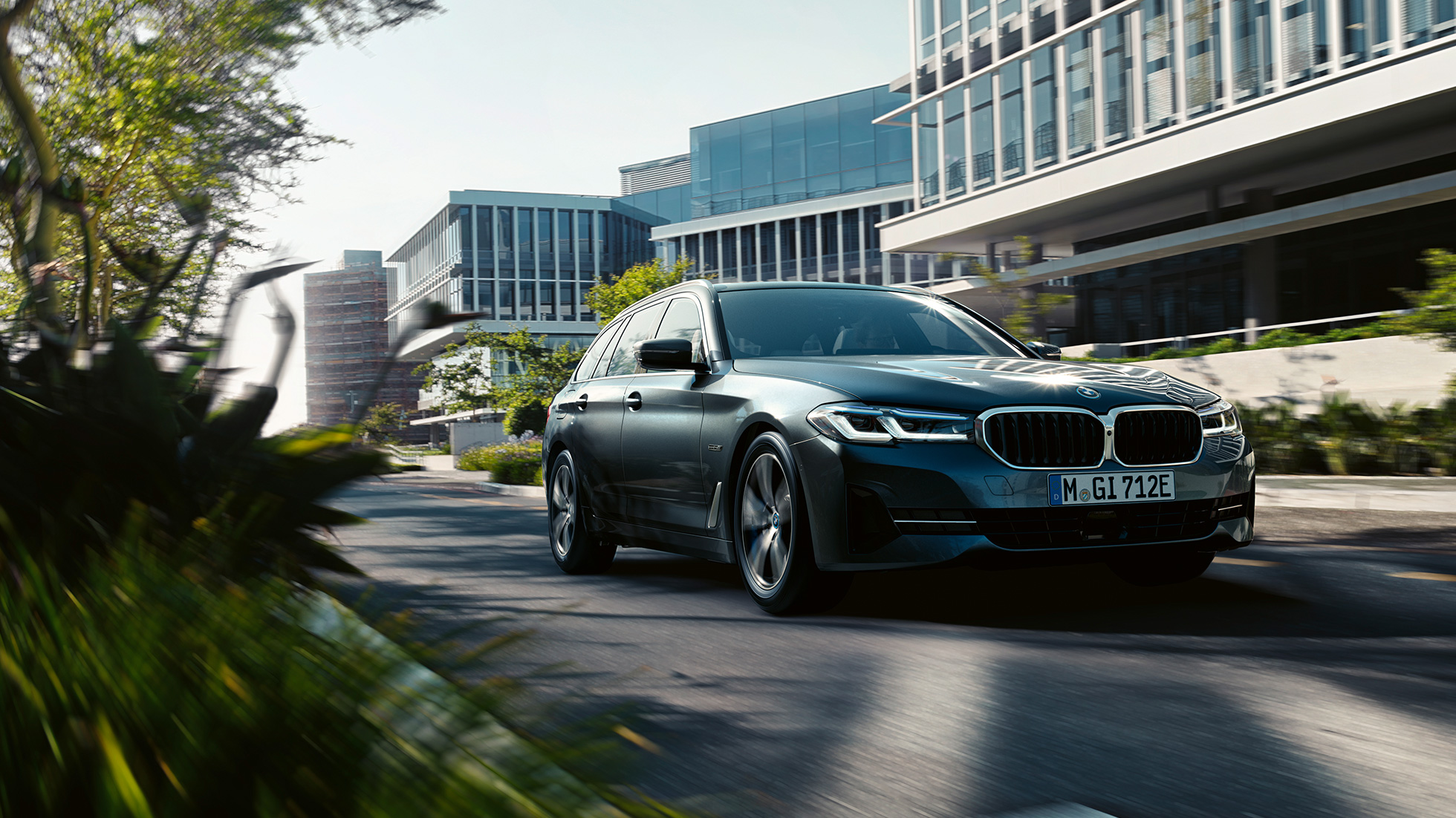 BMW 5-serie Touring G31 exteriör BMW 5-serie Touring G31 Facelift 2020 Sofistogrå sedd snett framifrån körandes i stan