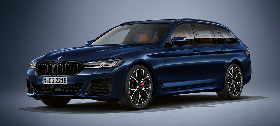 Individual-lackering BMW 5-serie Touring G31 BMW 5-serie Touring Individual G31 Facelift 2020 sedd snett framifrån parkerad