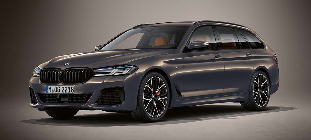 Individual-lackering BMW 5-serie Touring G31 BMW 5-serie Touring Individual G31 Facelift 2020 sedd snett framifrån parkerad