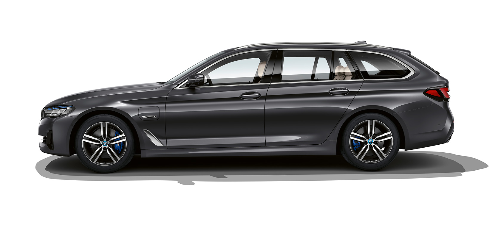 BMW 5-serie Touring G31 parkerad BMW 5-serie Touring G31 Facelift 2020, parkerad sedd från sidan