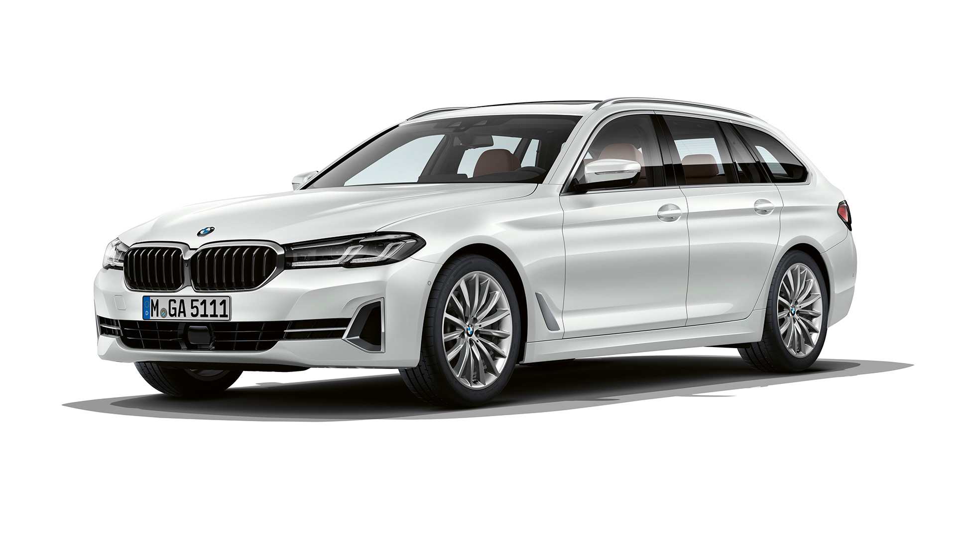 BMW 5-serie Touring G31 Luxury Line Front BMW 5-serie Touring 530i xDrive G30 2020 Luxury Line Mineralvit, sedd snett framifrån