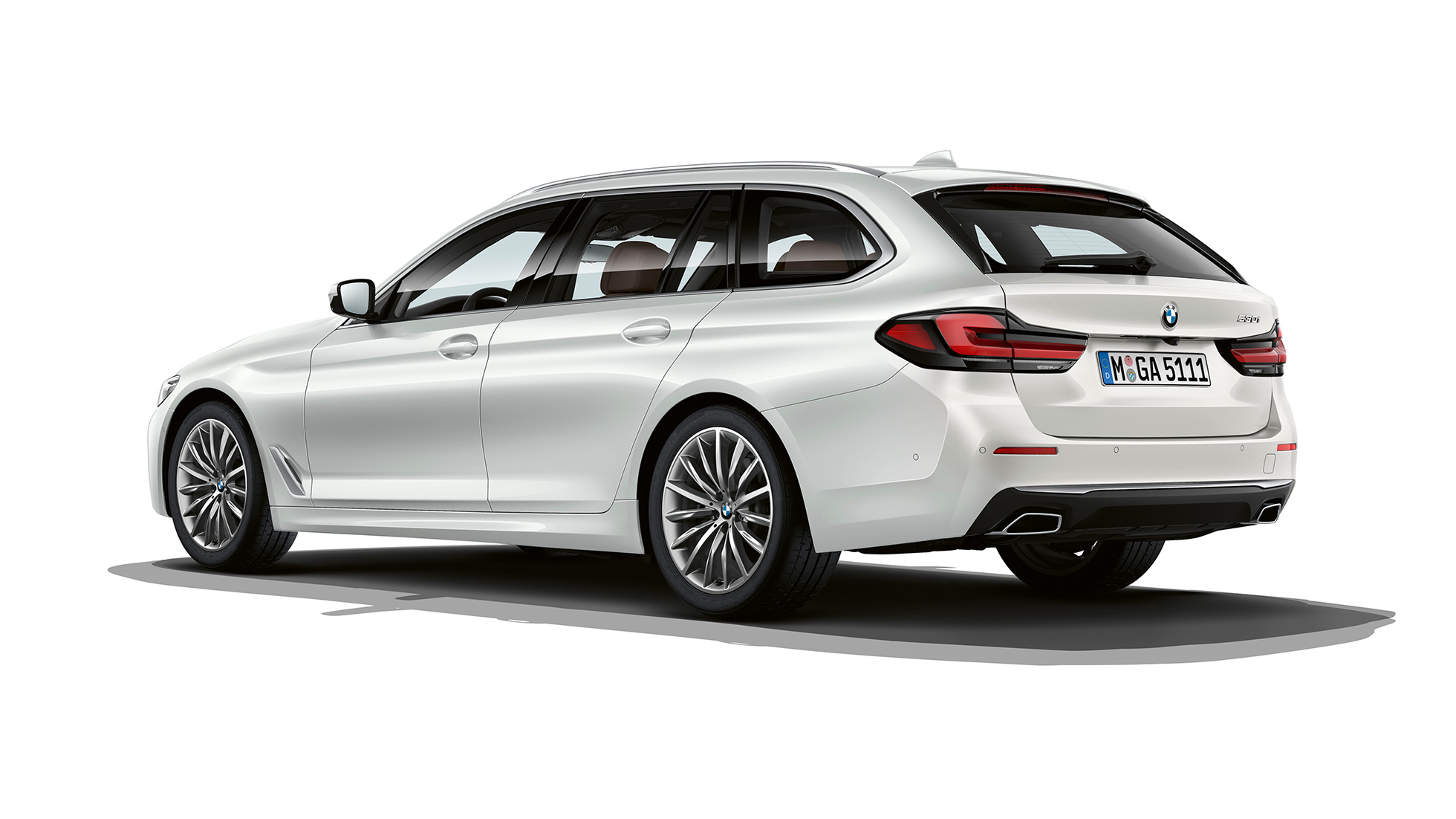 BMW 5-serie Touring G31 Luxury Line Bakparti BMW 5-serie Touring 530i xDrive G30 2020 Luxury Line Mineralvit, sedd snett bakifrån