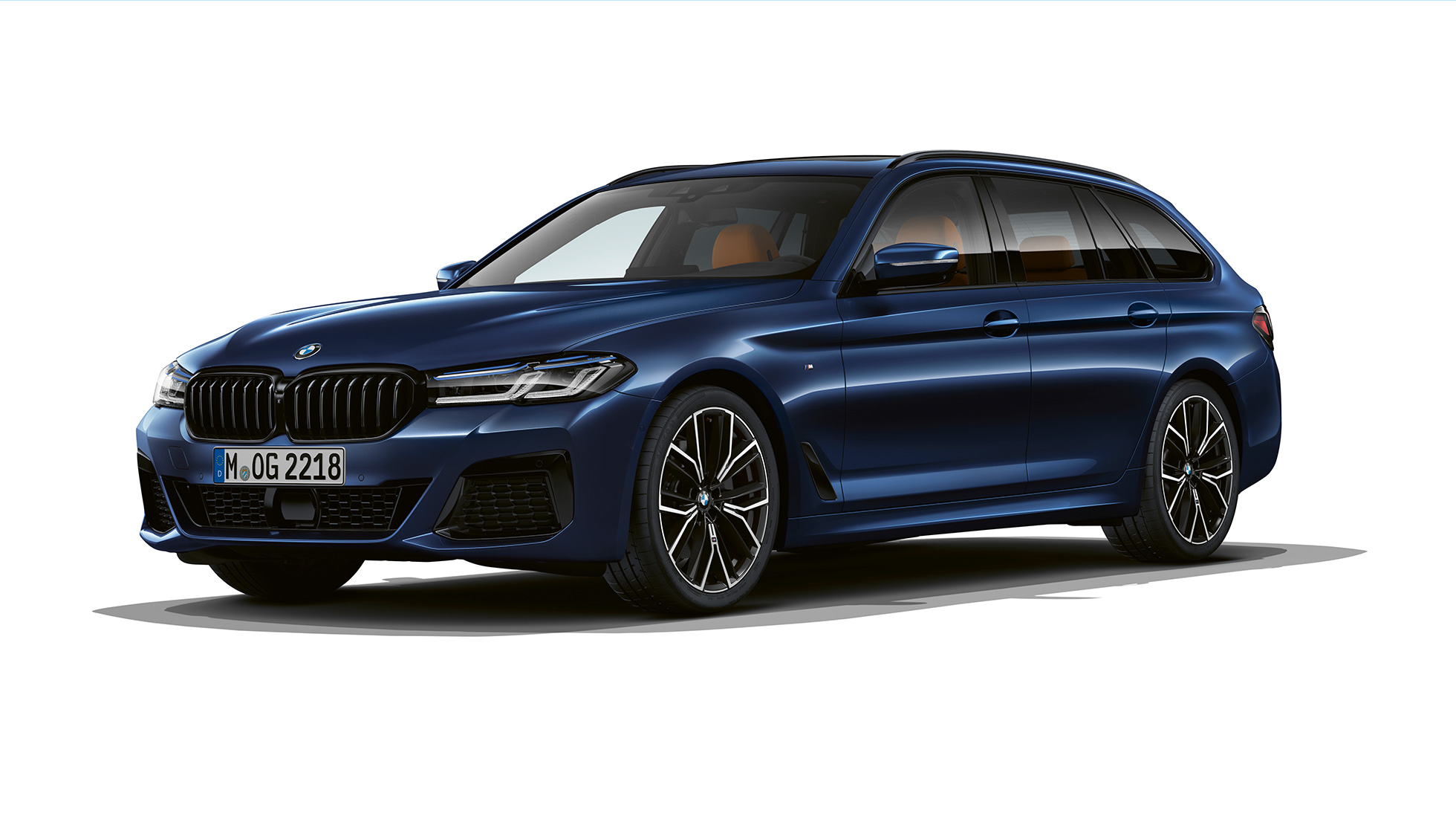 BMW 5-serie Touring G31 M sportpaket Front BMW 5-serie Touring 530e G31 2020 M sportpaket i Tanzanitblå II metallic, sedd snett framifrån