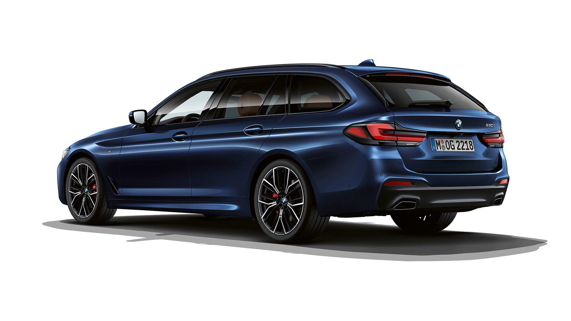 BMW 5-serie Touring G31 M sportpaket Bakparti BMW 5-serie Touring 530e G31 2020 M sportpaket i Tanzanitblå II metallic, sedd snett bakifrån