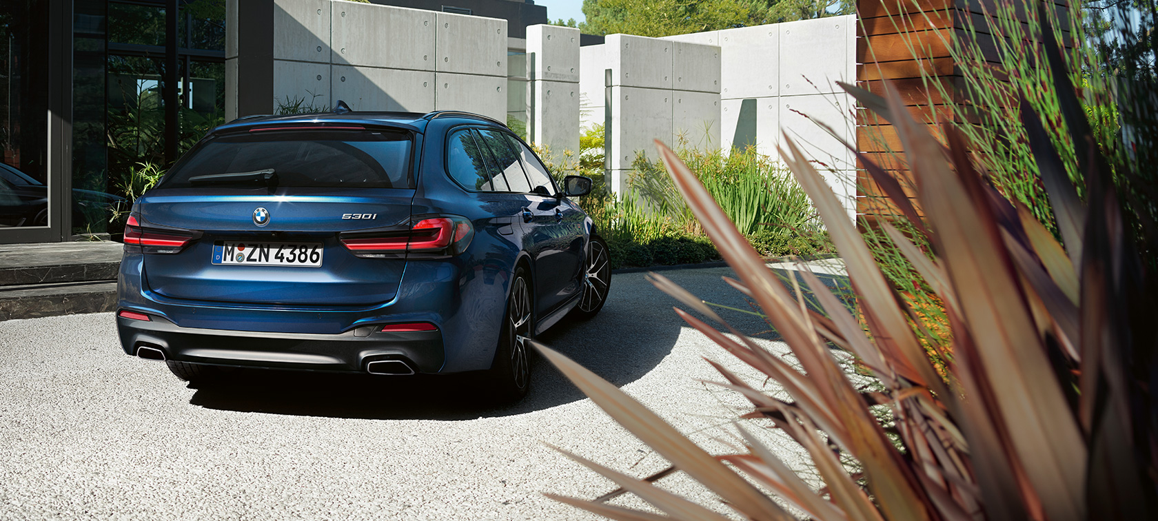 Tillbehör BMW 5-serie Touring G31 BMW 5-serie Touring med BMW takbox 520 G31 Facelift 2020 sedd snett framifrån parkerad