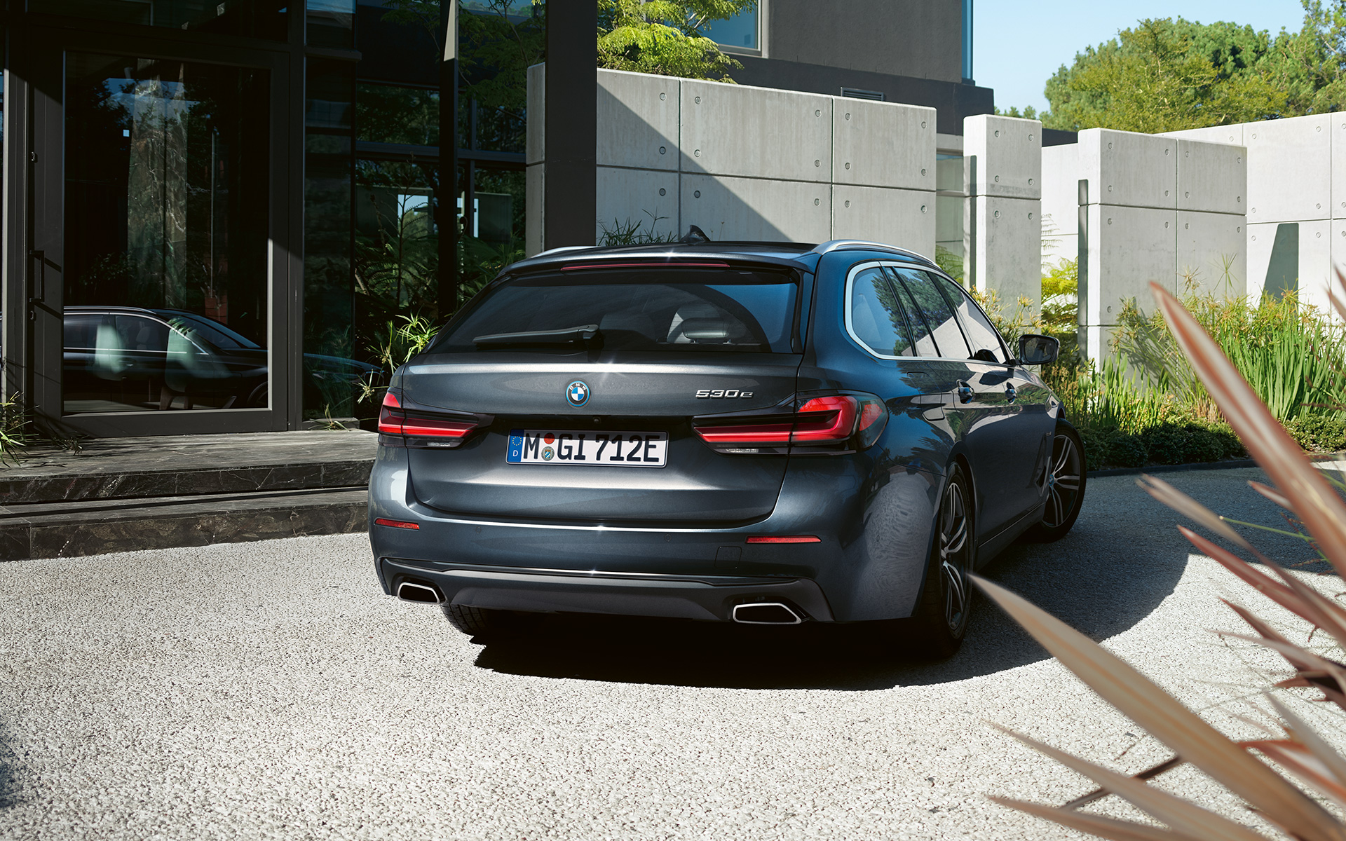Bakspoiler och friformsändrör BMW 5-serie Touring G31 LCI Bakspoiler och friformsändrör BMW 5-serie Touring G31 Facelift 2020 Sofistogrå bakparti