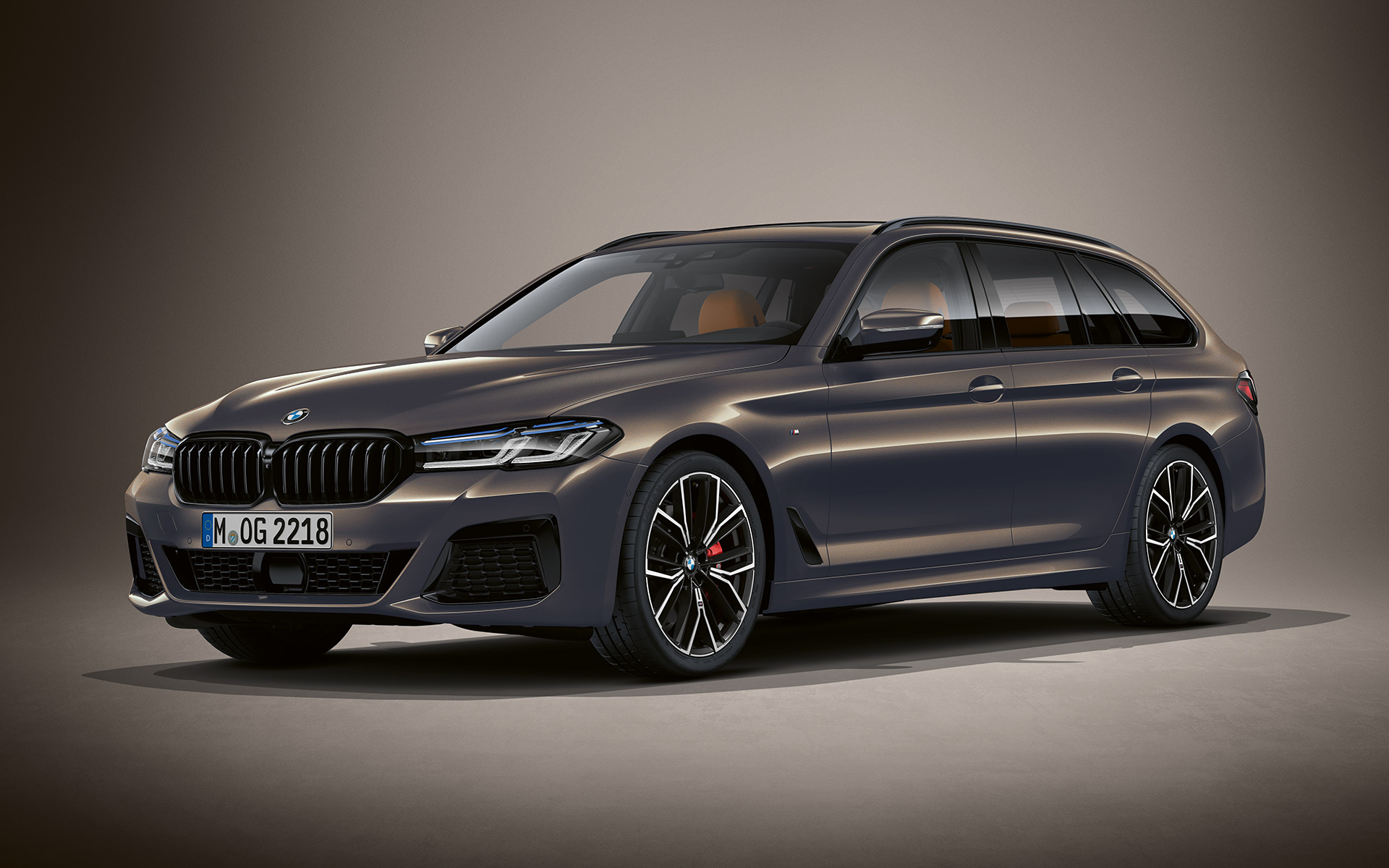 BMW 5-serie Touring G31 LCI i BMW Individual Alvitgrå metallic BMW 5-serie Touring Individual G31 Facelift 2020 sedd snett framifrån parkerad i BMW Individual Alvitgrå metallic