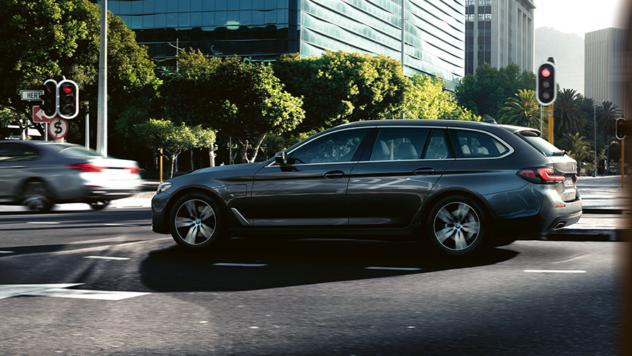 BMW 530e Touring G31 i Sofistogrå metallic, körandes i stadstrafik BMW 530 e Touring G31 LCI i Sofistogrå metallic, körandes i stadstrafik