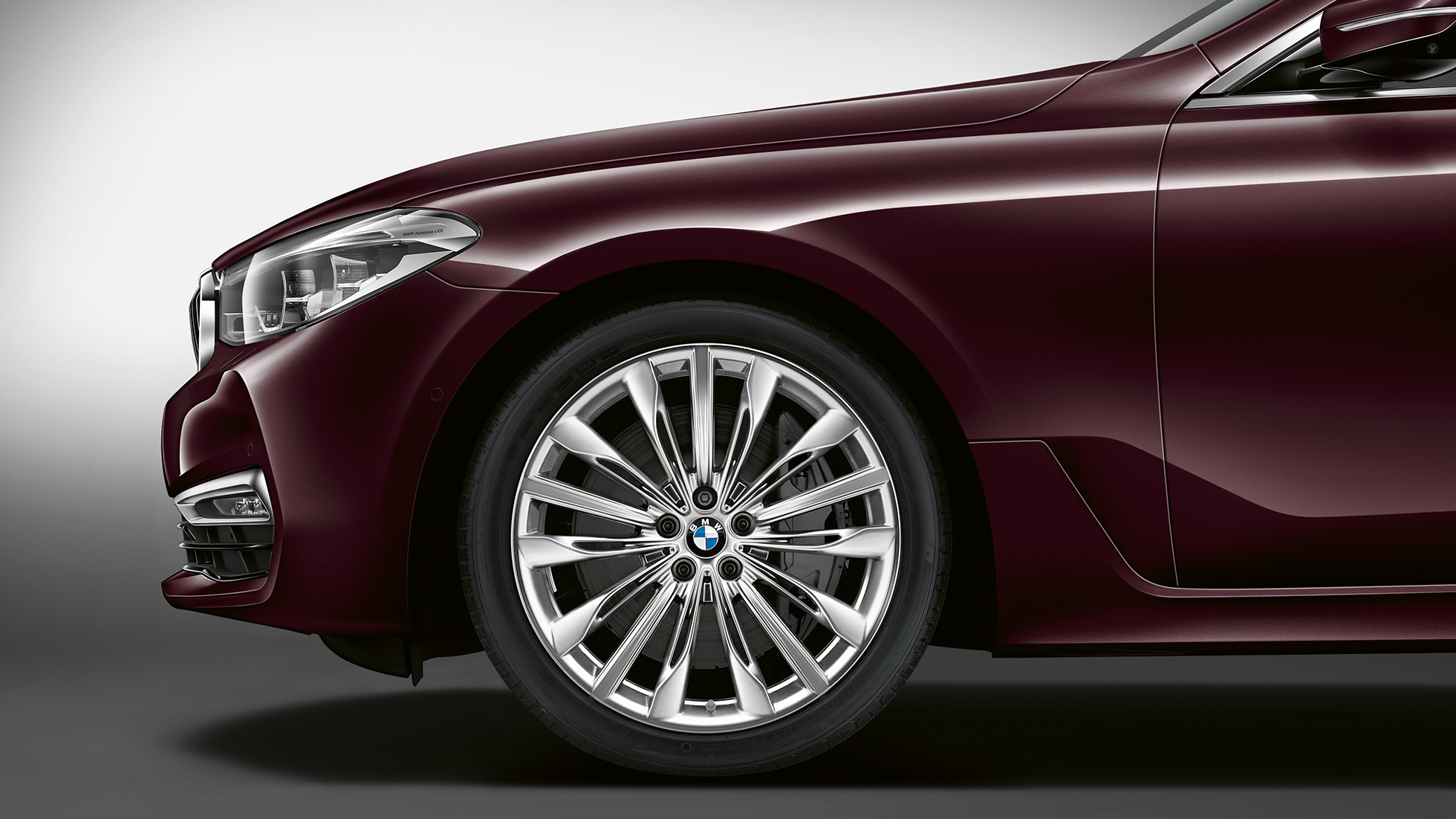 BMW 6-serie Gran Turismo G32 Luxury Line bakparti vy från sidan front BMW 6-serie Gran Turismo G32 2017 Luxury Line Royal Burgundy Red vy från sidan Front med lättmetallfälg multieker 644