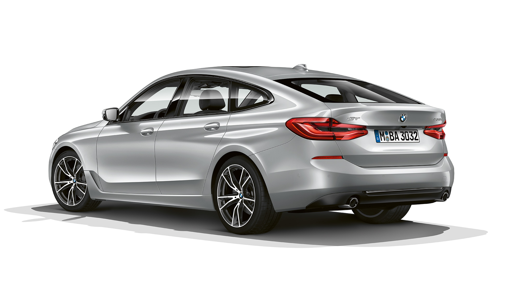 BMW 6-serie Gran Turismo G32 Sport Line trefjärdedelsvy bakifrån BMW 6-serie Gran Turismo G32 2017 Sport Line Glaciärsilver metallic trefjärdedelsvy bakifrån