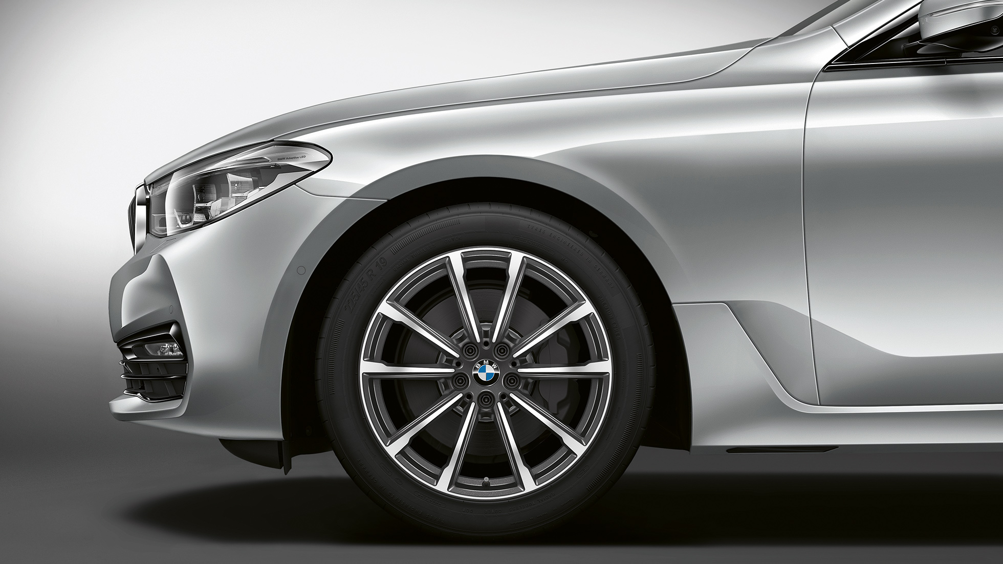 BMW 6-serie Gran Turismo G32 Sport Line bakparti vy från sidan front BMW 6-serie Gran Turismo G32 2017 Sport Line Glaciärsilver metallic vy från sidan Front med lättmetallfälg V-eker 685