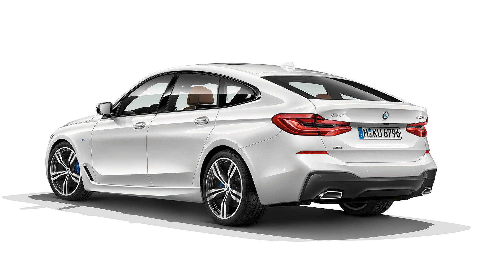 BMW 6-serie Gran Turismo G32 M sportpaket trefjärdedelsvy bakifrån BMW 6-serie Gran Turismo G32 2017 M sportpaket Mineralvit metallic trefjärdedelsvy bakifrån