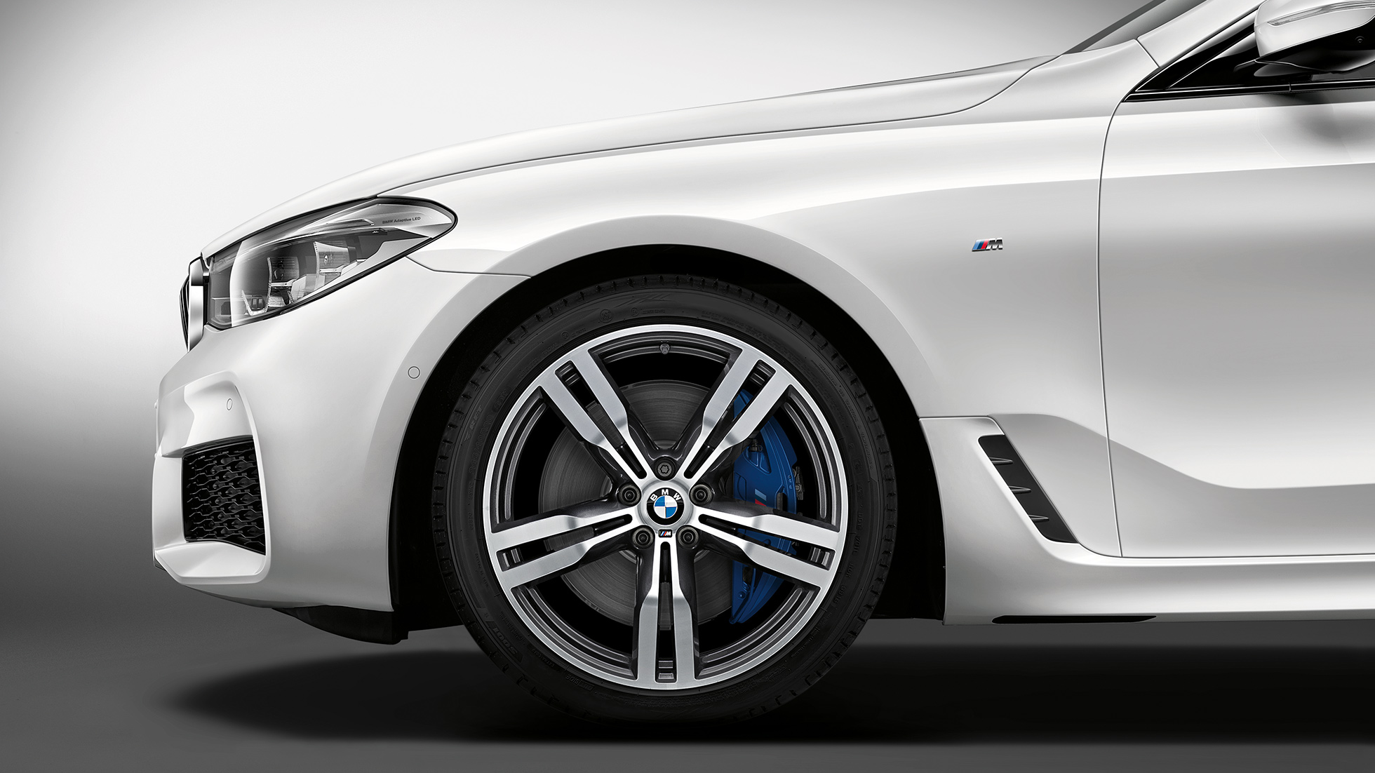 BMW 6-serie Gran Turismo G32 M sportpaket bakparti vy från sidan front BMW 6-serie Gran Turismo G32 2017 M sportpaket Mineralvit metallic vy från sidan Front med lättmetallfälg dubbeleker 647 M