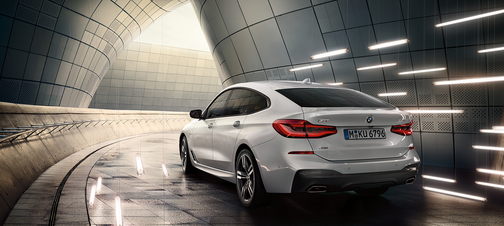 BMW 6-serie Gran Turismo G32 trefjärdedelsvy bakifrån BMW 6-serie Gran Turismo G32 2017 Mineralvit metallic trefjärdedelsvy bakifrån