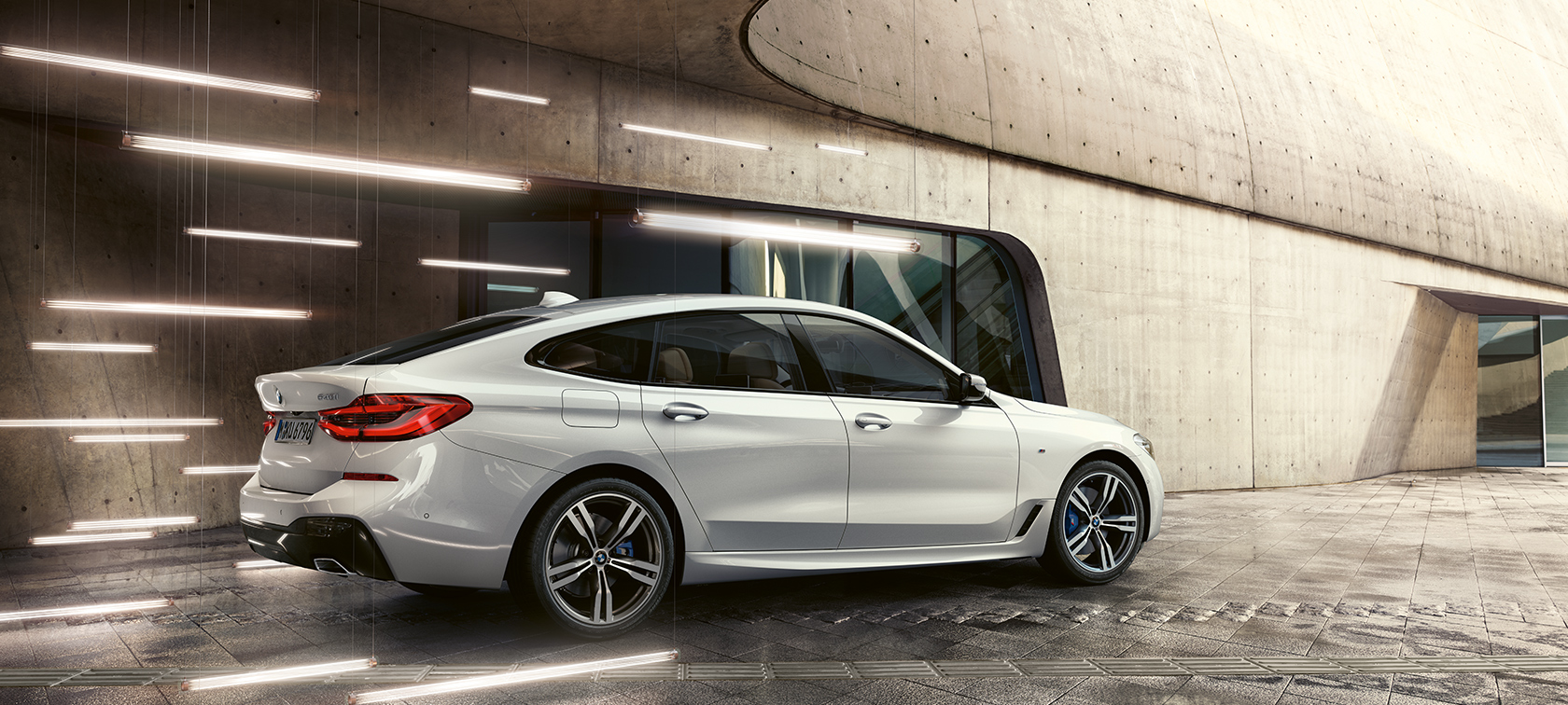 BMW 6-serie Gran Turismo G32 trefjärdedelsvy bakifrån BMW 6-serie Gran Turismo G32 2017 Mineralvit metallic trefjärdedelsvy bakifrån
