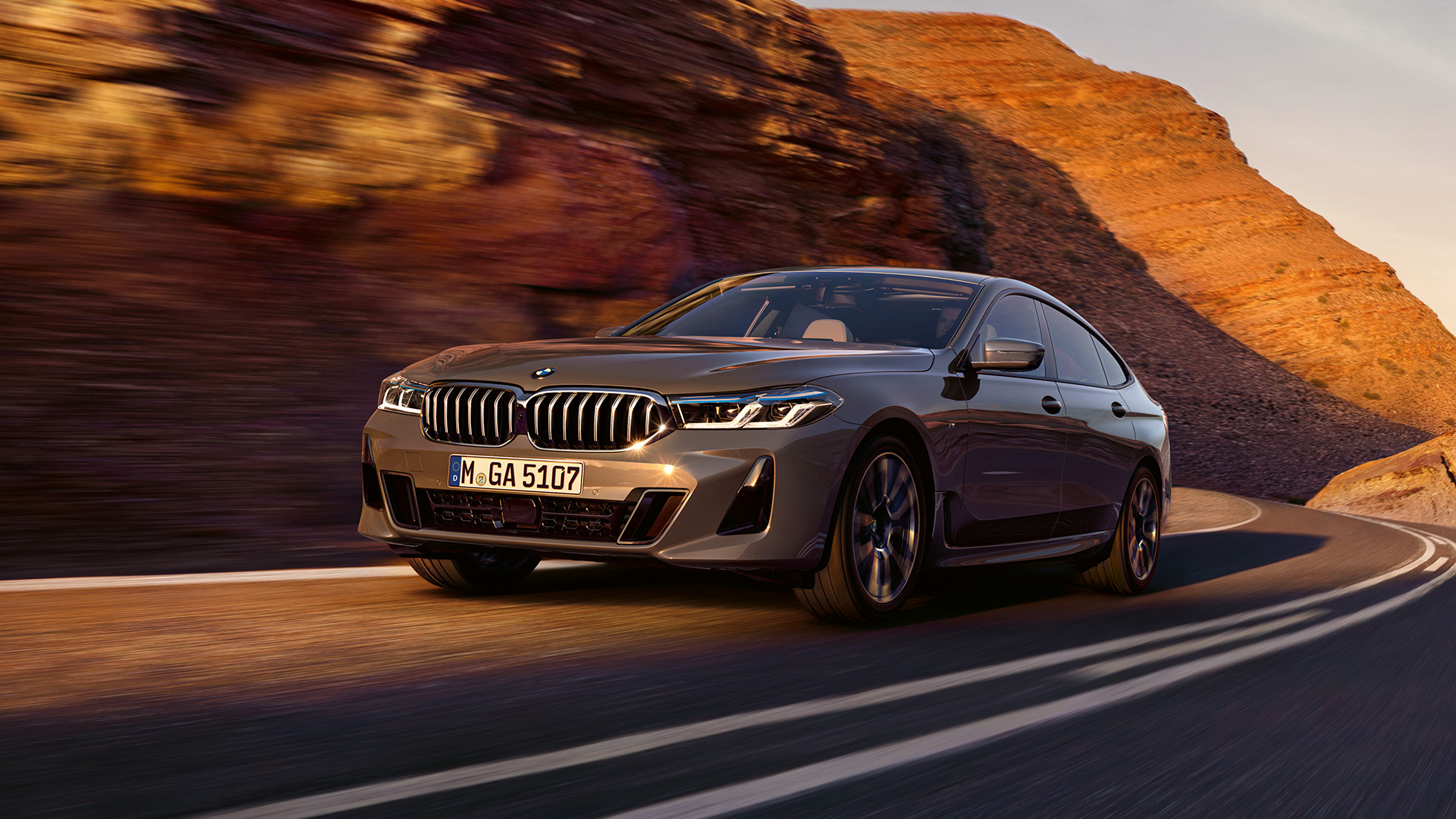 BMW 6-serie Gran Turismo G32 2020 BMW 6-serie Gran Turismo 640i xDrive G32 2020 Berninagrå, sedd snett framifrån, körandes på väg framför landskap