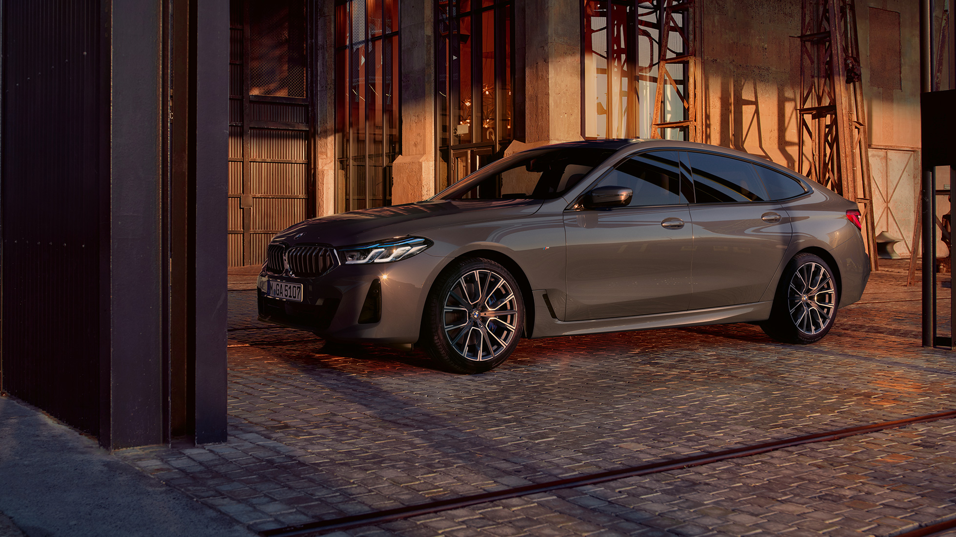 Silhuett BMW 6-serie Gran Turismo G32 2020 BMW 6-serie Gran Turismo 640i xDrive G32 2020 Berninagrå sedd från sidan