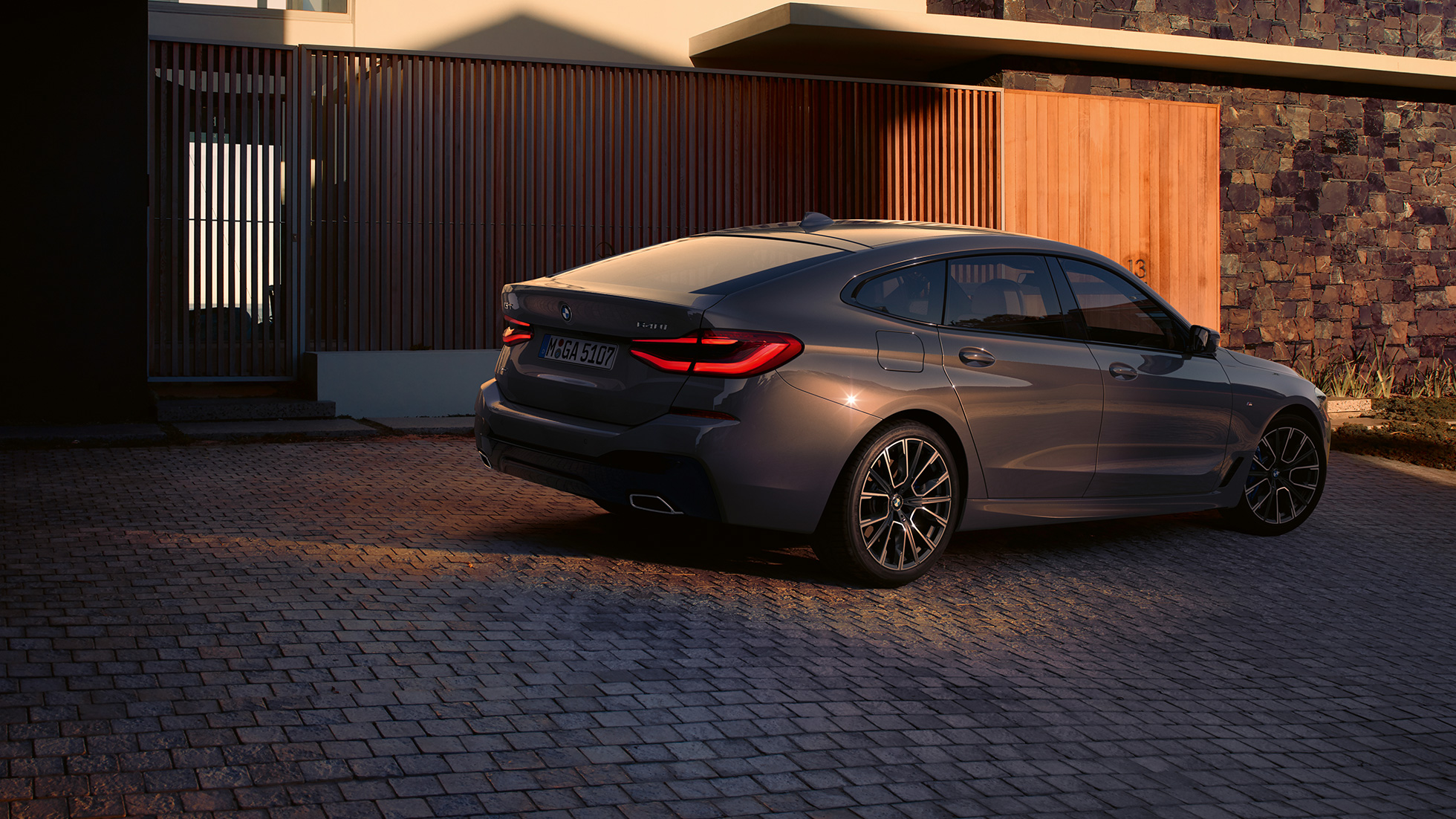 Bakpartiets design BMW 6-serie Gran Turismo G32 2020 Bakpartiets design BMW 6-serie Gran Turismo 640i xDrive G32 2020 Berninagrå, sedd bakifrån