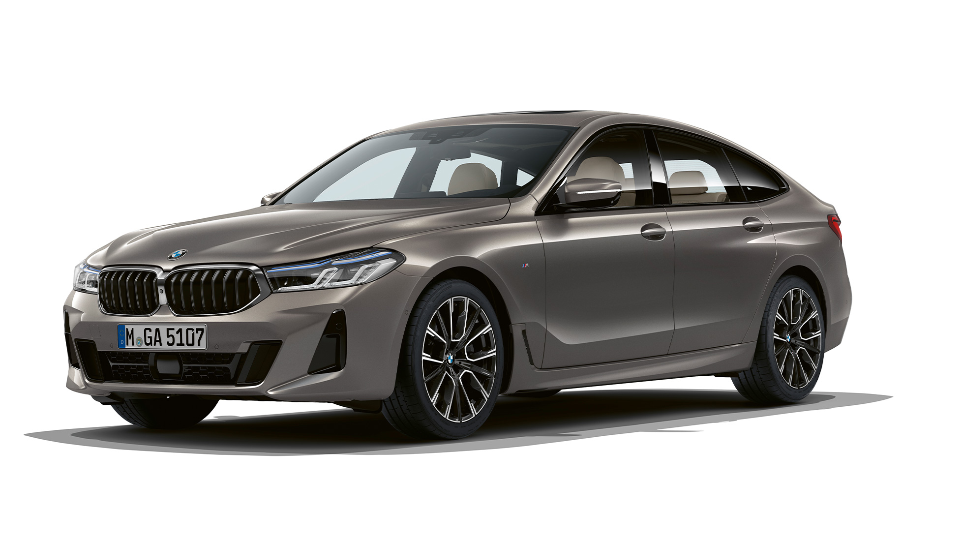 BMW 6-serie Gran Turismo M Sportpaket G32 2020 BMW 6-serie Gran Turismo 640i xDrive 2020 M Sportpaket Berninagrå Bärnstenseffekt, sedd snett framifrån