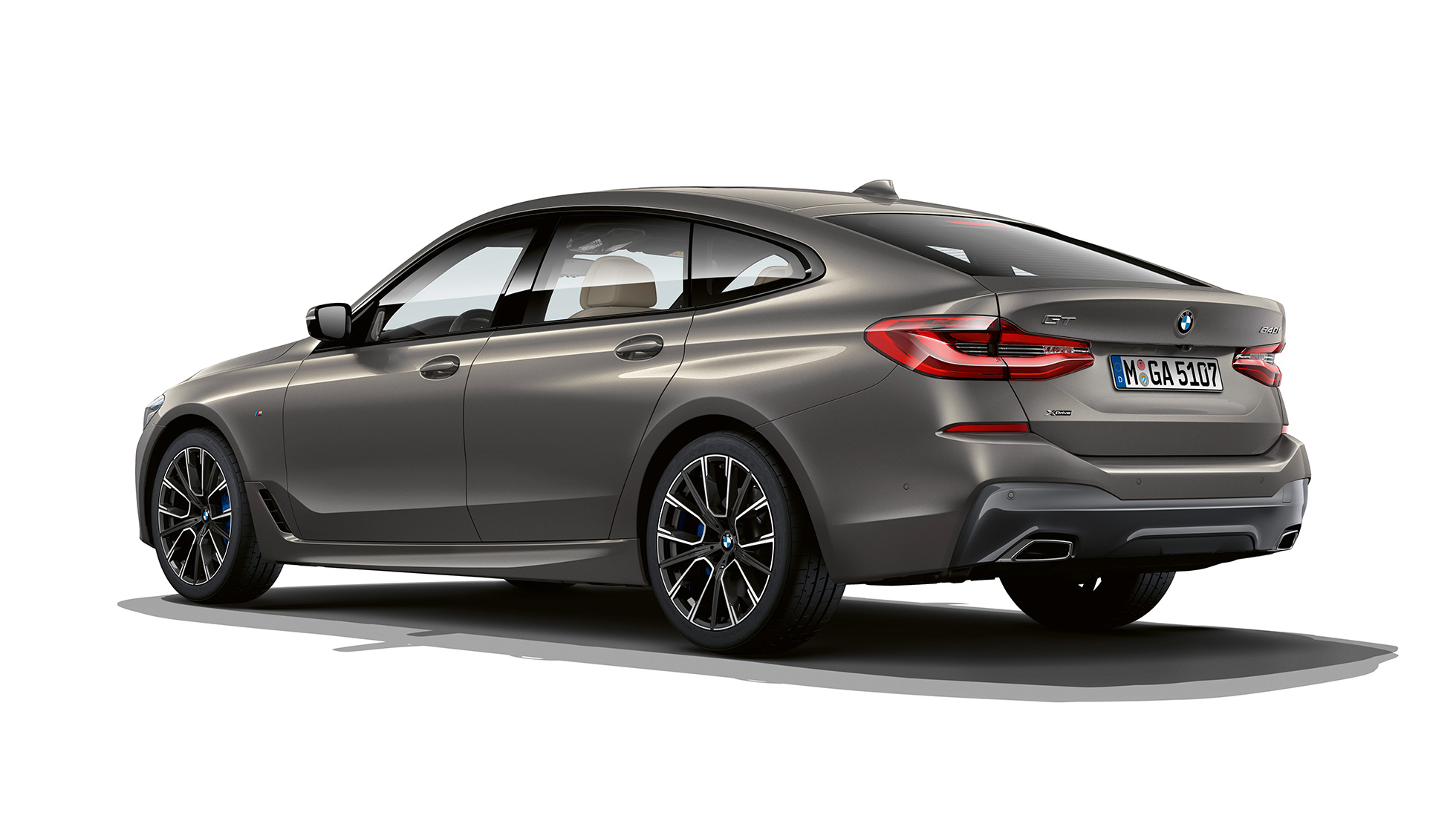 Bakparti BMW 6-serie Gran Turismo M Sportpaket G32 2020 BMW 6-serie Gran Turismo 640i xDrive 2020 M Sportpaket Berninagrå Bärnstenseffekt, sedd snett bakifrån