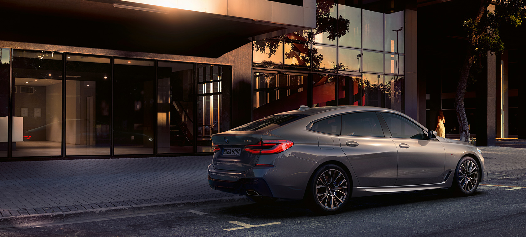 BMW 6er Gran Turismo G32 2020 BMW 6er Gran Turismo 640i xDrive G32 2020 Berninagrau seitliche Heckperspektive parkend vor Gebäude