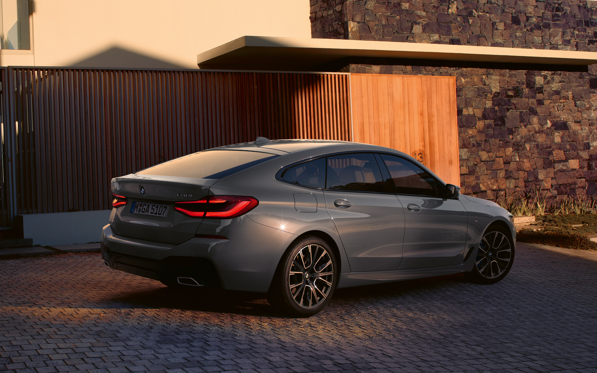 Bakpartiets design BMW 6-serie Gran Turismo G32 2020 Bakpartiets design BMW 6-serie Gran Turismo 640i xDrive G32 2020 Berninagrå, sedd bakifrån