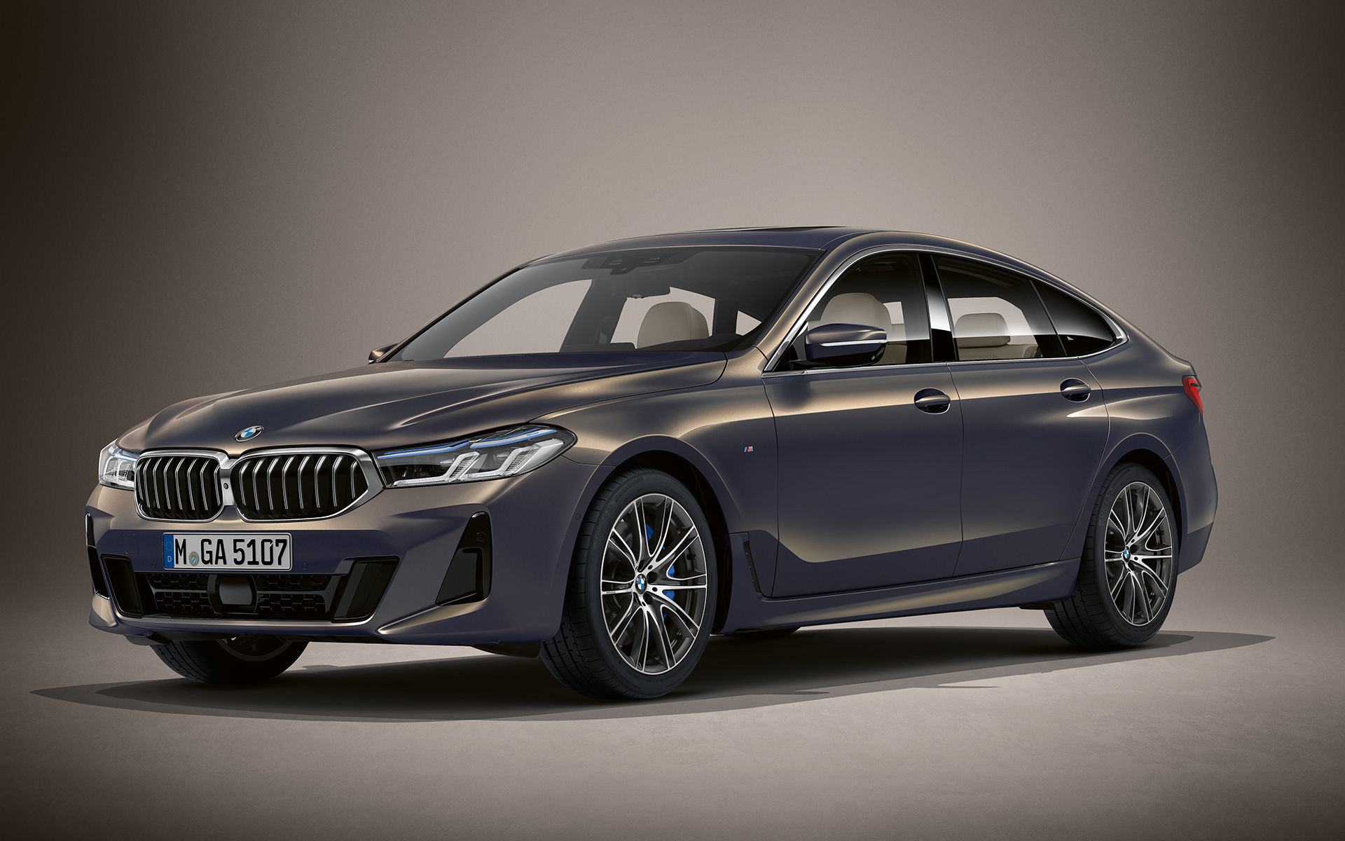 BMW Individual-lackering Alvitgrå metallic BMW 6-serie Gran Turismo G32 2020 BMW Individual-lackering Alvitgrå metallic BMW 6-serie Gran Turismo G32 2020 snett framifrån parkerad