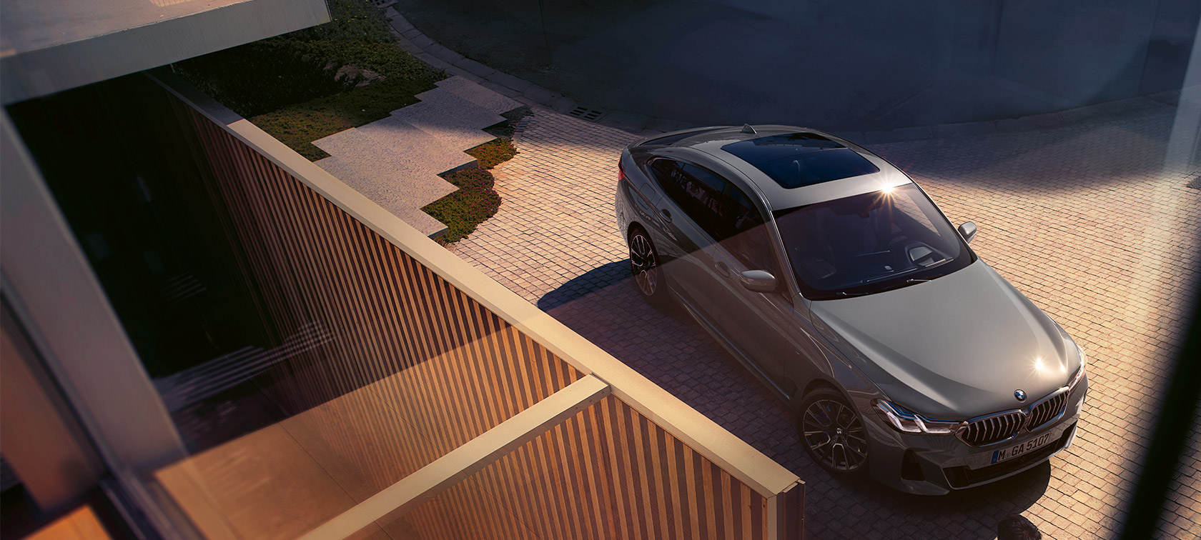 BMW 6-serie Gran Turismo 640i xDrive (G32), Berninagrå BMW 6-serie Gran Turismo 640i xDrive (G32), Berninagrå, sedd snett framifrån och uppifrån framför byggnad