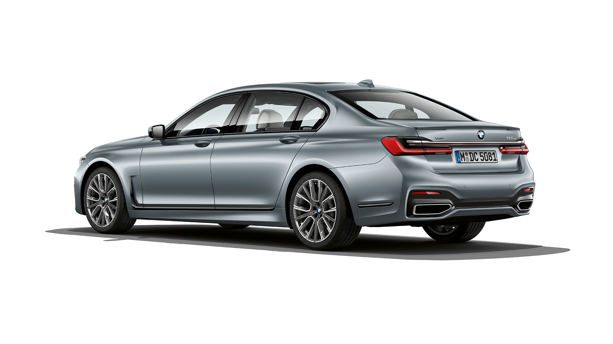 BMW 7-serie sedan M Sportpaket, i trefjärdedels vy bakifrån Grå BMW 7-serie sedan med M Sportpaket i trefjärdedels vy bakifrån