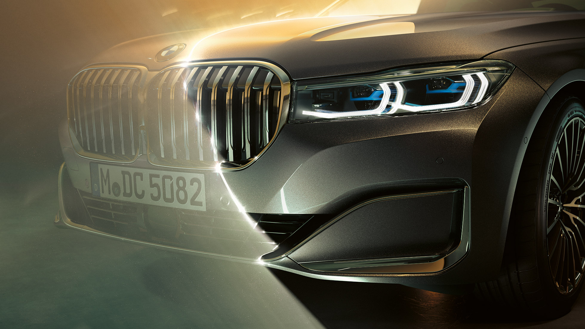 BMW 7-serie sedan njure och laserljus BMW 7-serie sedan: Närbild av fronten med stor njure och laserljus