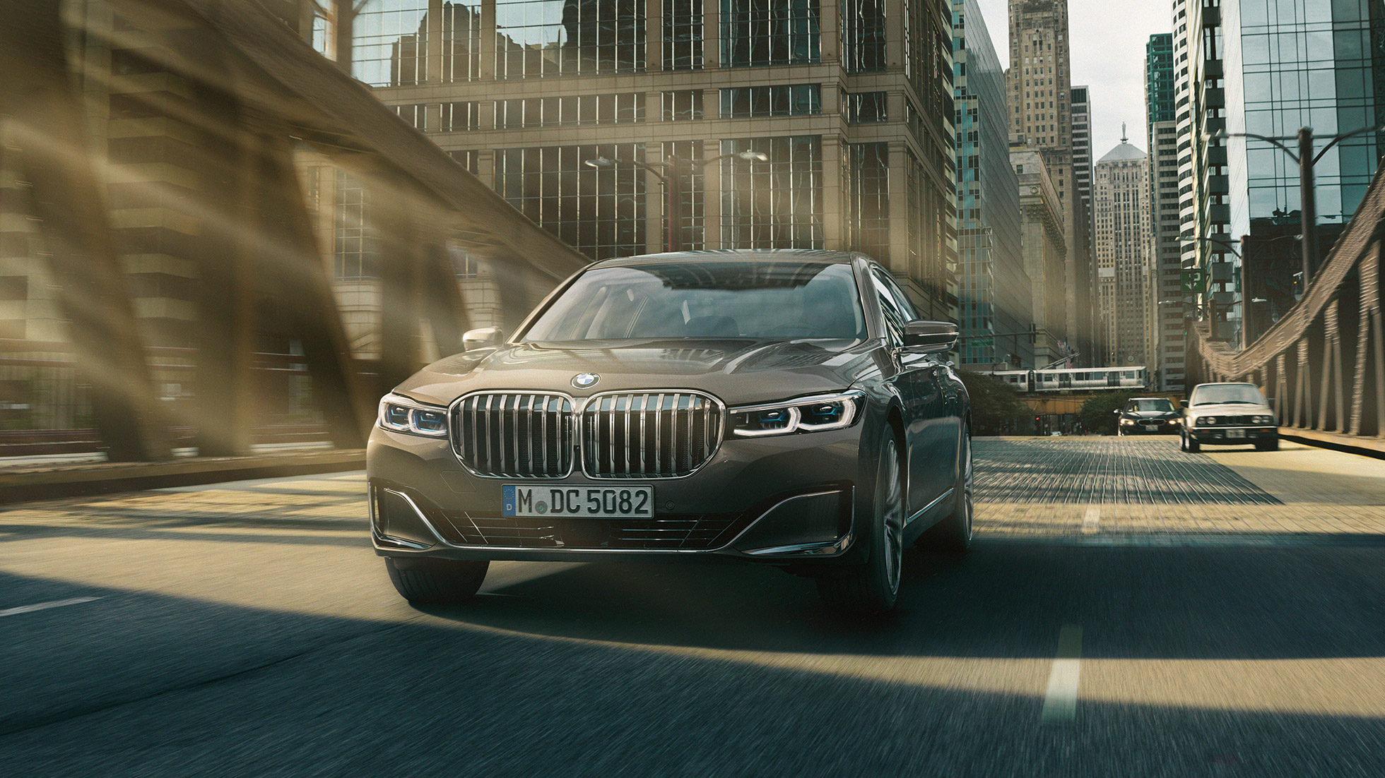 Förarhjälpsystem i BMW 7-serie sedan Förarhjälpsystem: BMW 7-serie sedan kör framför en stadsmiljö