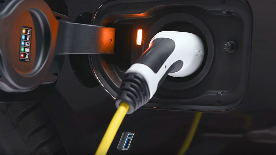 BMW laddhybrid med ansluten laddkabel Närbild av en BMW 2-serie Active Tourer F45 BMW laddhybrid med ansluten laddkabel