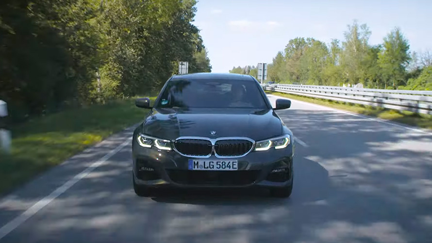 BMW laddhybrid kör på vägen BMW 2-serie Active Tourer F45 BMW laddhybrid kör på vägen sedd framifrån