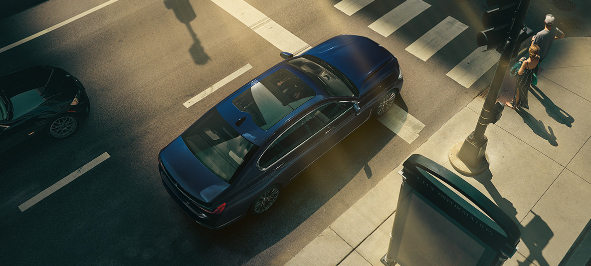 BMW Individual 7-serie Sedan, fågelperspektiv BMW Individual 7-serie Sedan i rött ur fågelperspektiv
