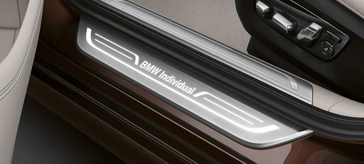 BMW Individual 7-serie Sedan instegslist BMW 7-serie Sedan: instegslist med BMW Individual-modellbeteckningsemblem