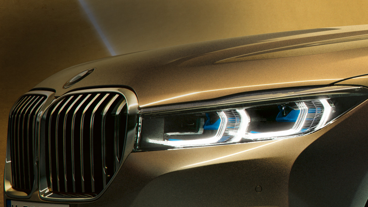 BMW 7-serie Sedan laserljus BMW 7-serie Sedan: Närbild av laserljuset med blå-vita strålar