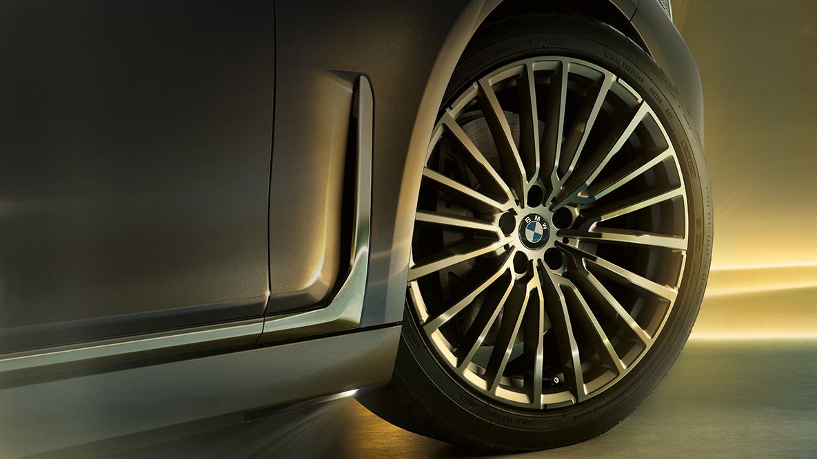 Hjul till BMW 7-serie Sedan med många ekrar BMW 7-serie Sedan: Närbild av hjulen med många ekrar