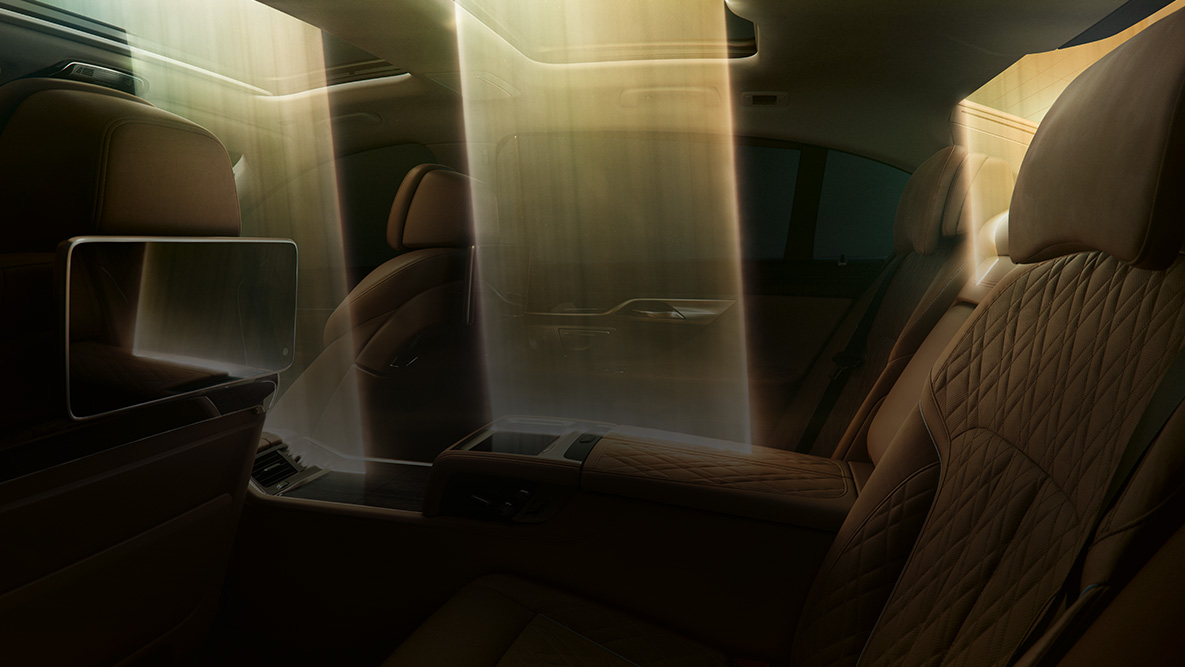BMW 7-serie Sedan invändig utrustning BMW 7-serie Sedan invändig utrustning: Infallande ljus genom panoramaglastaket