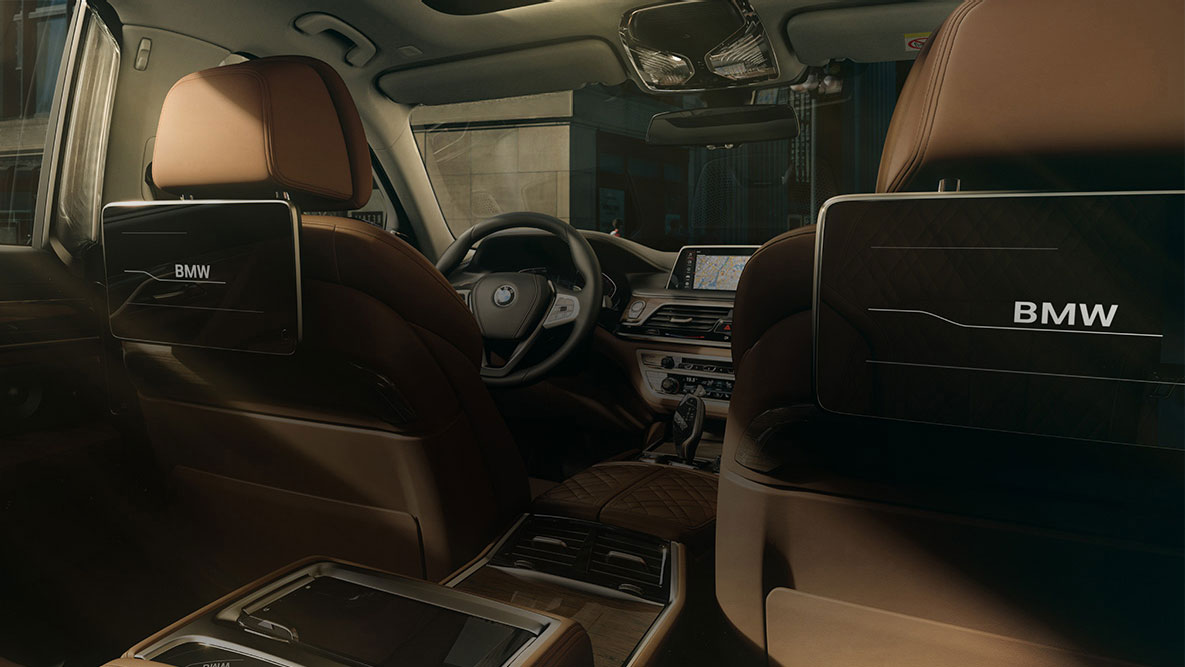 BMW 7-serie Sedan infotainmentsystem för baksätet BMW 7-serie Sedan: Infotainmentsystem för baksätet med HD-pekskärmar, sett bakifrån